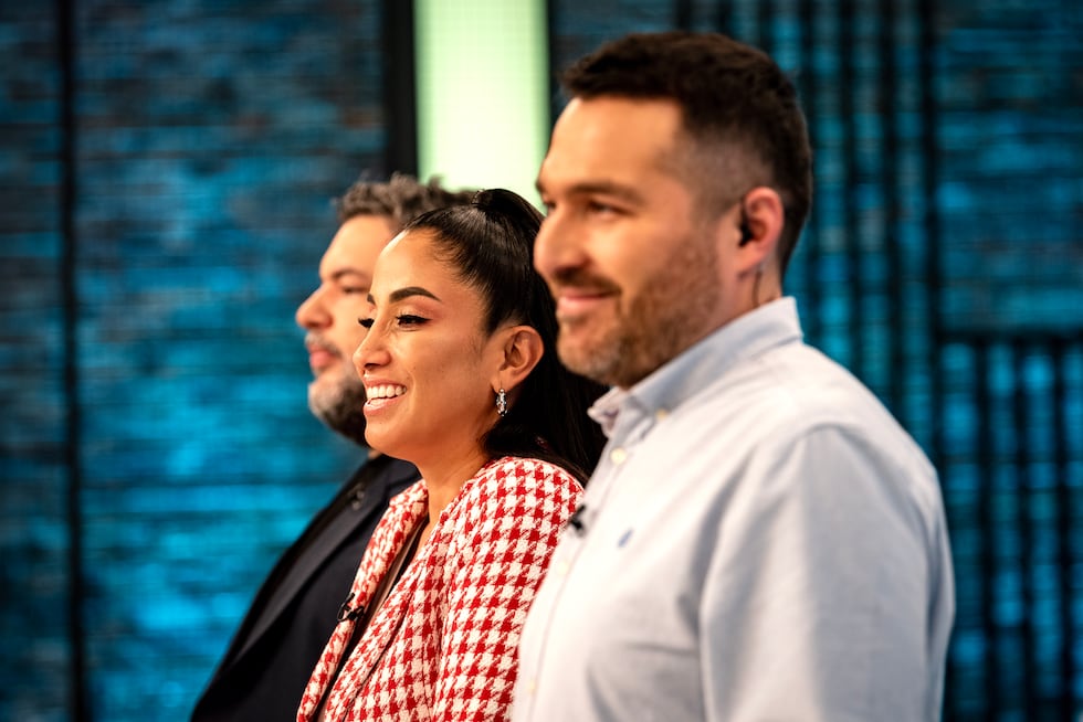 El jurado de "El gran chef: Famosos", contemplando lo que hacen los alumnos de esta novena temporada.