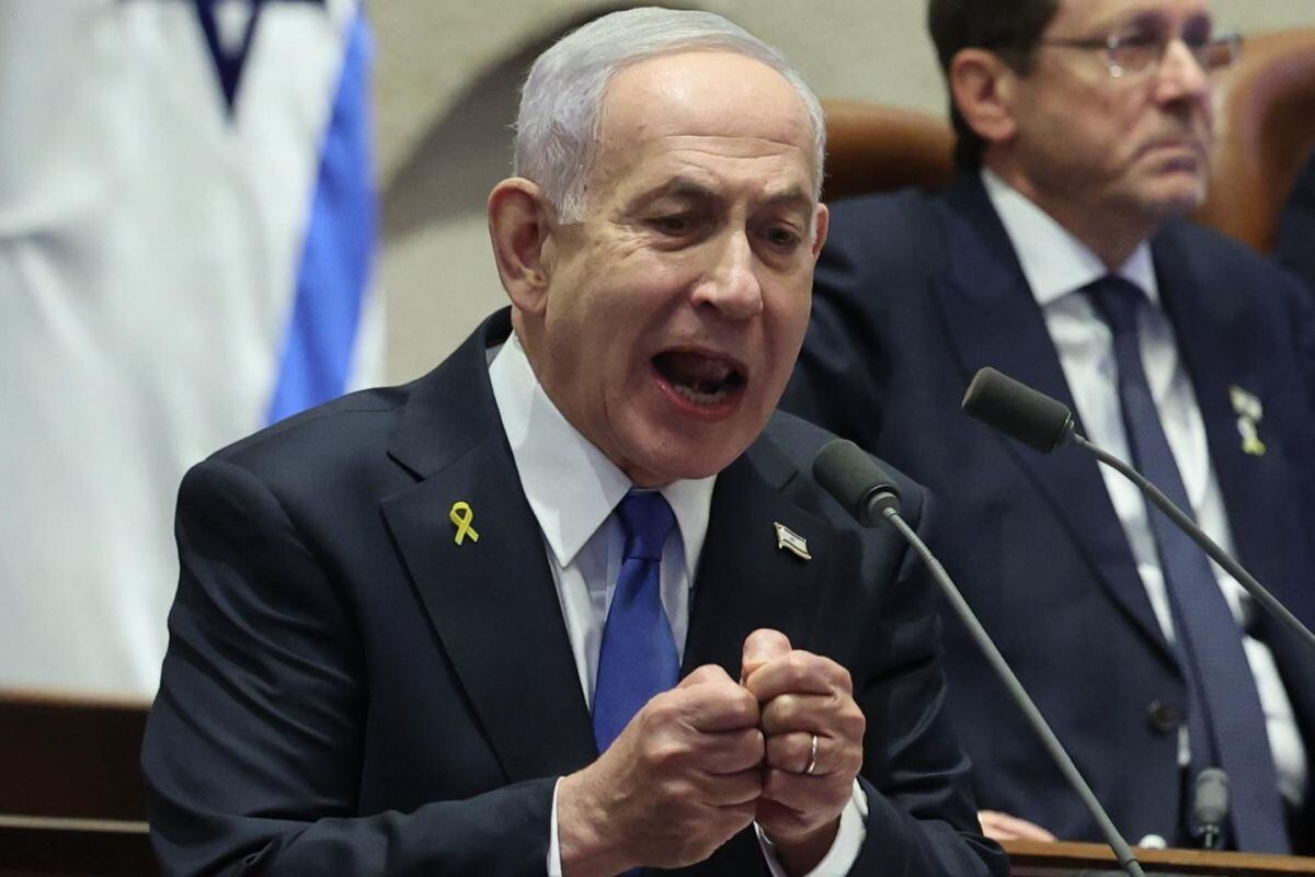 El primer ministro israelí, Benjamin Netanyahu, pronuncia un discurso en la inauguración de la sesión de invierno del Parlamento israelí, la Knesset, en Jerusalén, el 20 de octubre de 2025. Foto: EFE/EPA/ABIR SULTAN