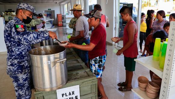Elementos del Ejercito Mexicano, dando alimentos en las zonas afectadas por el paso del huracán Otis, en el balneario de Acapulco, en el estado de Guerrero (México). Foto: David Guzmán/EFE