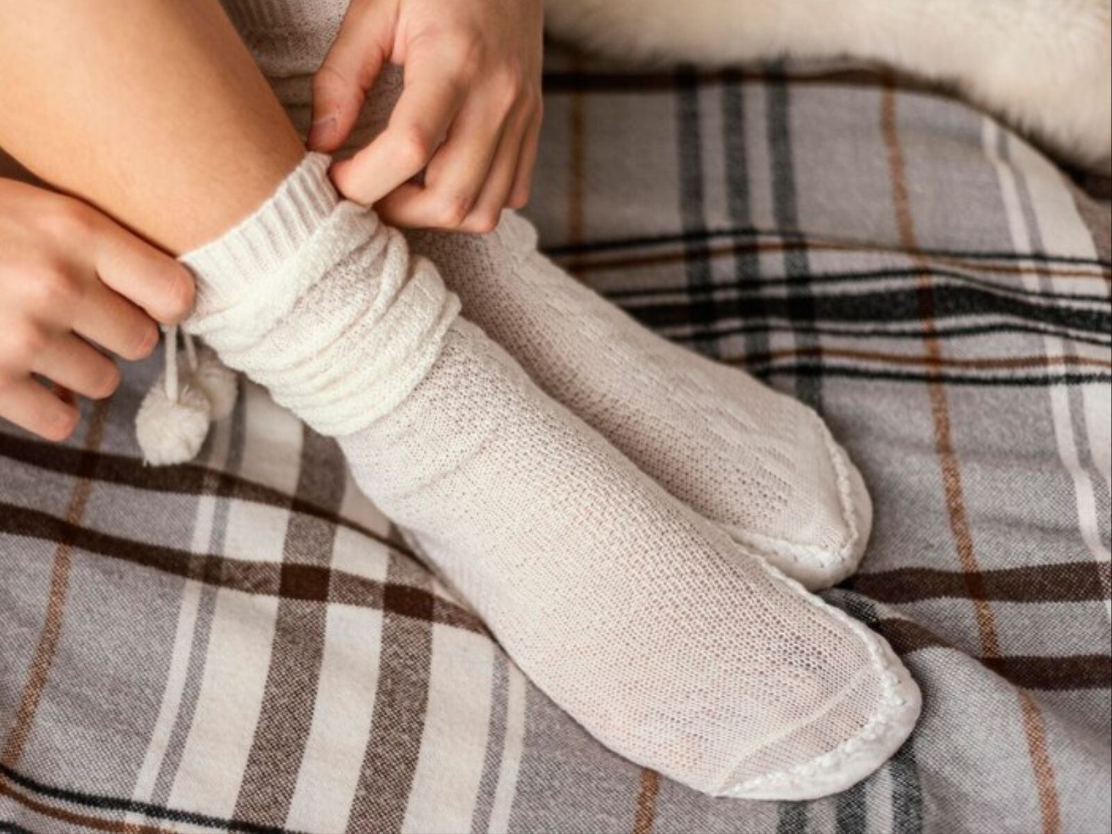 TRUCOS CASEROS | Habitualmente, las manchas negras en las medias ocurren por caminar con ellas en un piso sucio. (Foto: Freepik)