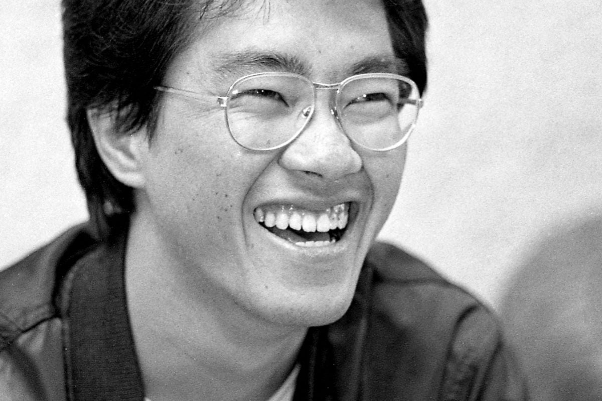 Esta fotografía en blanco y negro tomada en mayo de 1982 muestra al artista de manga japonés Akira Toriyama, cuya muerte fue anunciada el 8 de marzo de 2024. Él dejó de existir el 1 de marzo (Foto: JiJi Press / AFP)