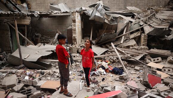 Niños palestinos se encuentran entre los escombros de una casa destruida por un bombardeo israelí nocturno en Rafah, en el sur de la Franja de Gaza, el 27 de abril de 2024, mientras continúa el conflicto entre Israel y el grupo militante Hamas. (Foto de AFP)