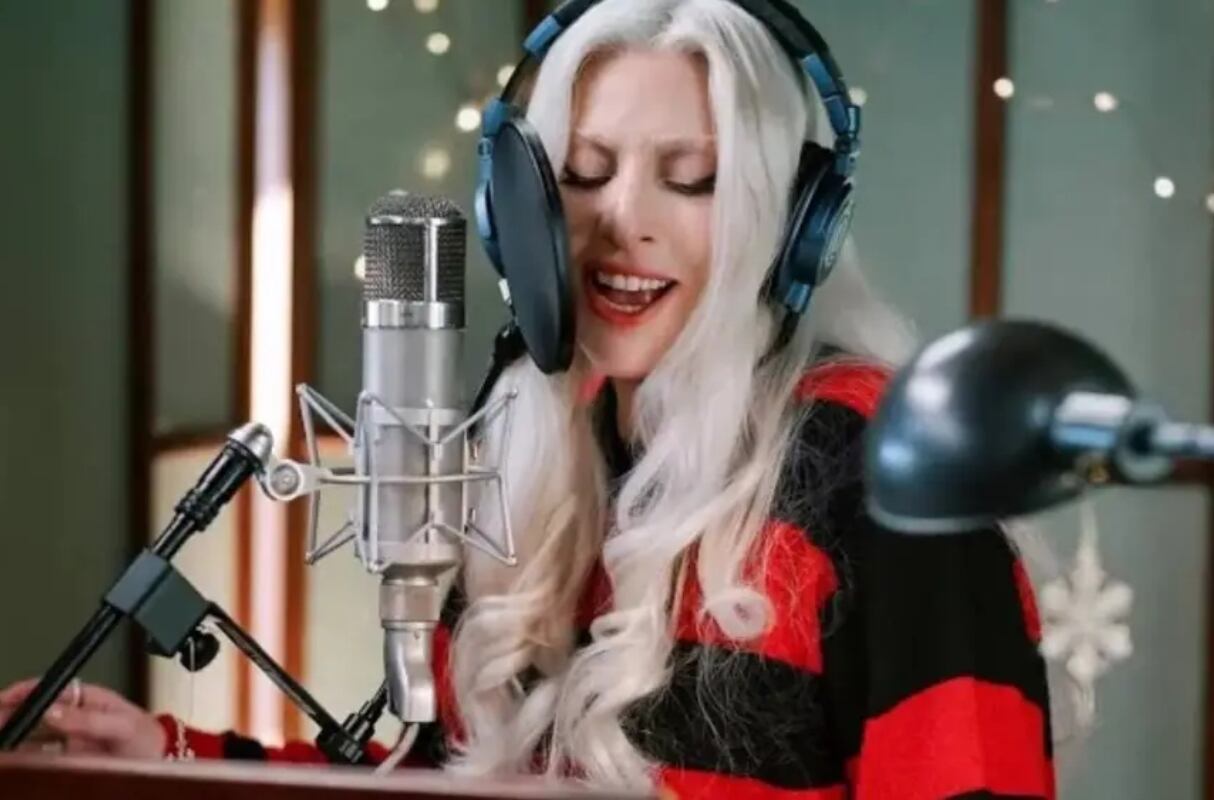 Lady Gaga se suma a las fiestas navideñas con su versión de “Santa Claus is coming to town”. (Foto: Captura de YouTube)