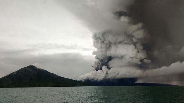 Indonesia eleva la alerta por erupciones en el volcán Anak Krakatoa tras el tsunami