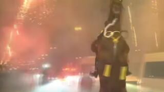 Policía fue arrojada por su caballo porque hinchas lanzaron fuegos artificiales