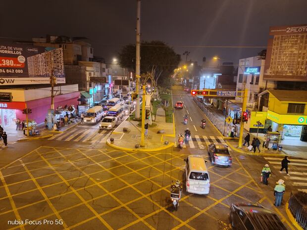 La cámara tiene una gran apertura (f/1.78) lo que se destaca en las foto nocturna al permitir que ingrese más luz.