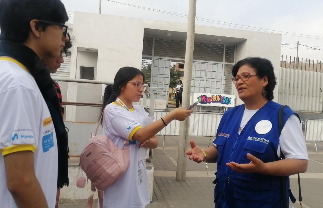Entrevista de los corresponsales escolares durante el festival.