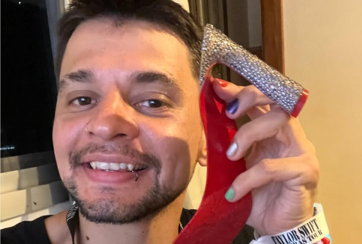 Felipe Conrado sosteniendo el tacón roto de Taylor Swift. (Foto: Instagram @lipeconrado)