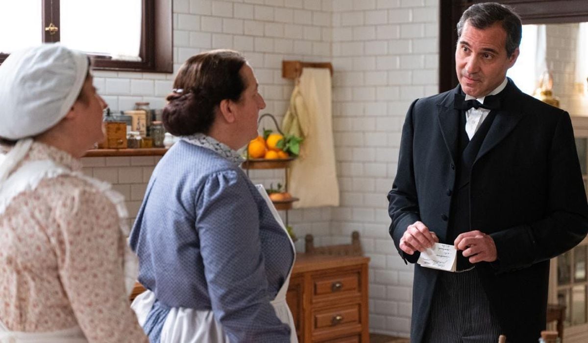 Gregorio dando órdenes al personal de la casa en "La promesa" (Foto: Bambú Producciones)
