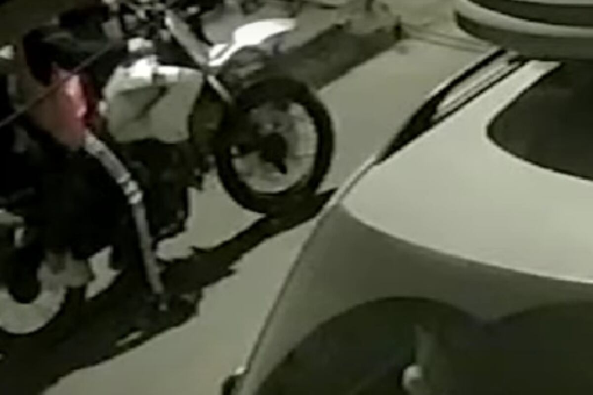 Extorsionadores huyeron a bordo de una motocicleta. Foto: captura