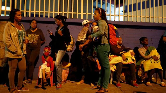 Venezolanos pasan la noche en la calle por temor a réplicas | FOTOS