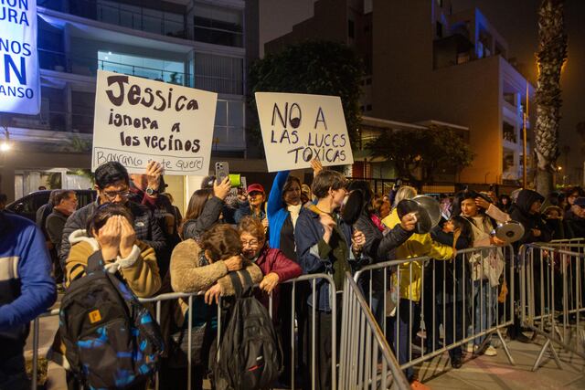 "No a las luces tóxicas", protestaron los vecinos de Miraflores, que viven muy cerca del puente, en su inauguración | (Foto: Fernando Sangama / @photo.gec)