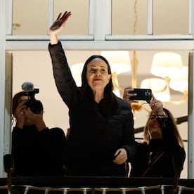 Fotografía de archivo del 11 de diciembre de 2025 de la líder opositora María Corina Machado, ganadora del Premio Nobel de la Paz 2025, saludando a simpatizantes en Oslo (Noruega). (Foto: EFE)