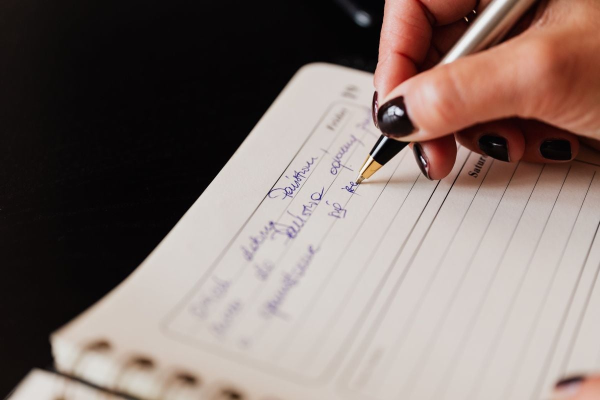 La psicología dice que las personas que toman notas a mano en una reunión no son anticuadas, sino que tienen mayor capacidad de análisis. (Foto: Pexels)