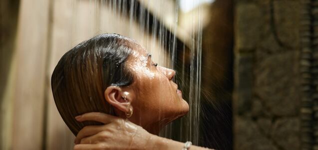¿Es mejor ducharse por la mañana o por la noche? Qué dice la ciencia