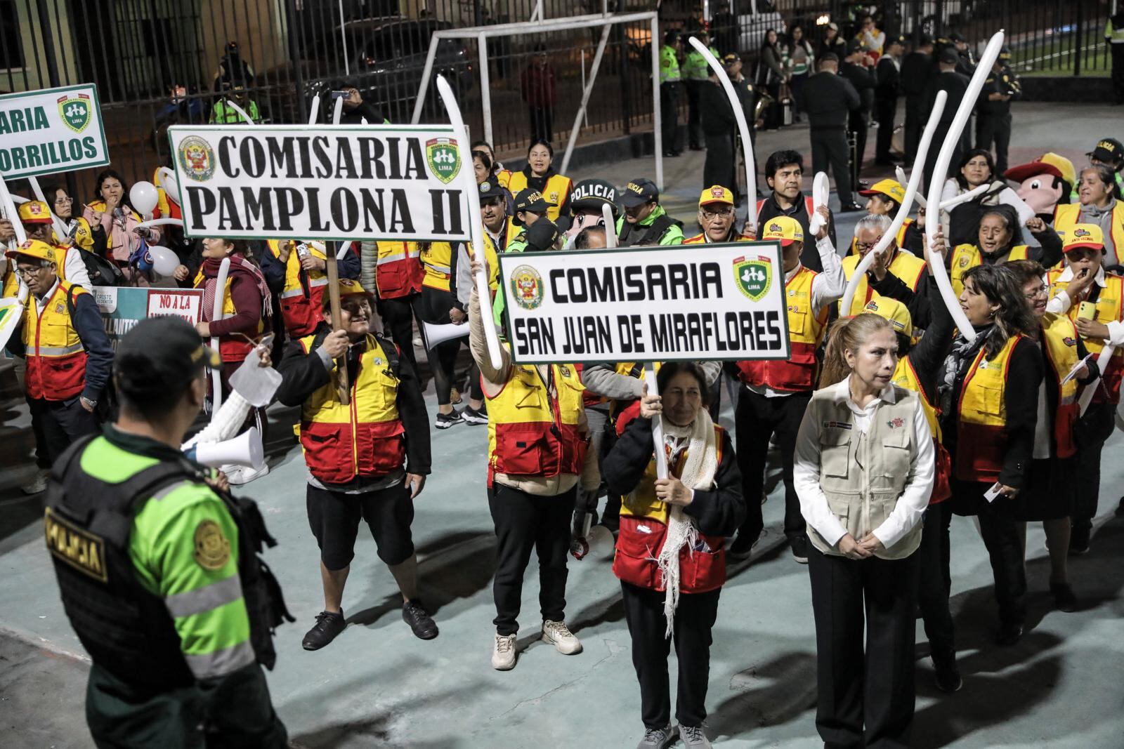 La concentración para la mega ronda mixta inició a las 6:00 de la tarde, en el estadio San Marcos de Cedros de Villa, en el distrito de Chorrillos. (Foto: Joel Alonzo)