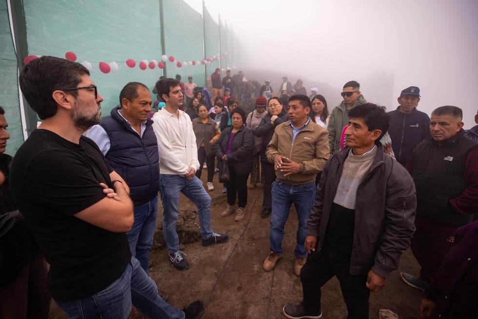 Representantes de la comuna explican su situación crítica tras la falta de agua para sus familias. (Foto: Antonio Melgarejo / GEC).