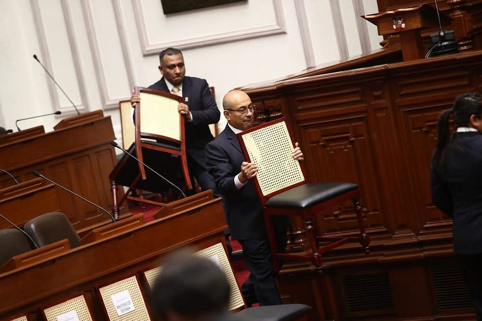Personal parlamentario acomodando las sillas en el hemiciclo y así poder recibir a los integrantes del gabinete ministerial de Alberto Otárola. (Foto: jorge.cerdan/@photo.gec)