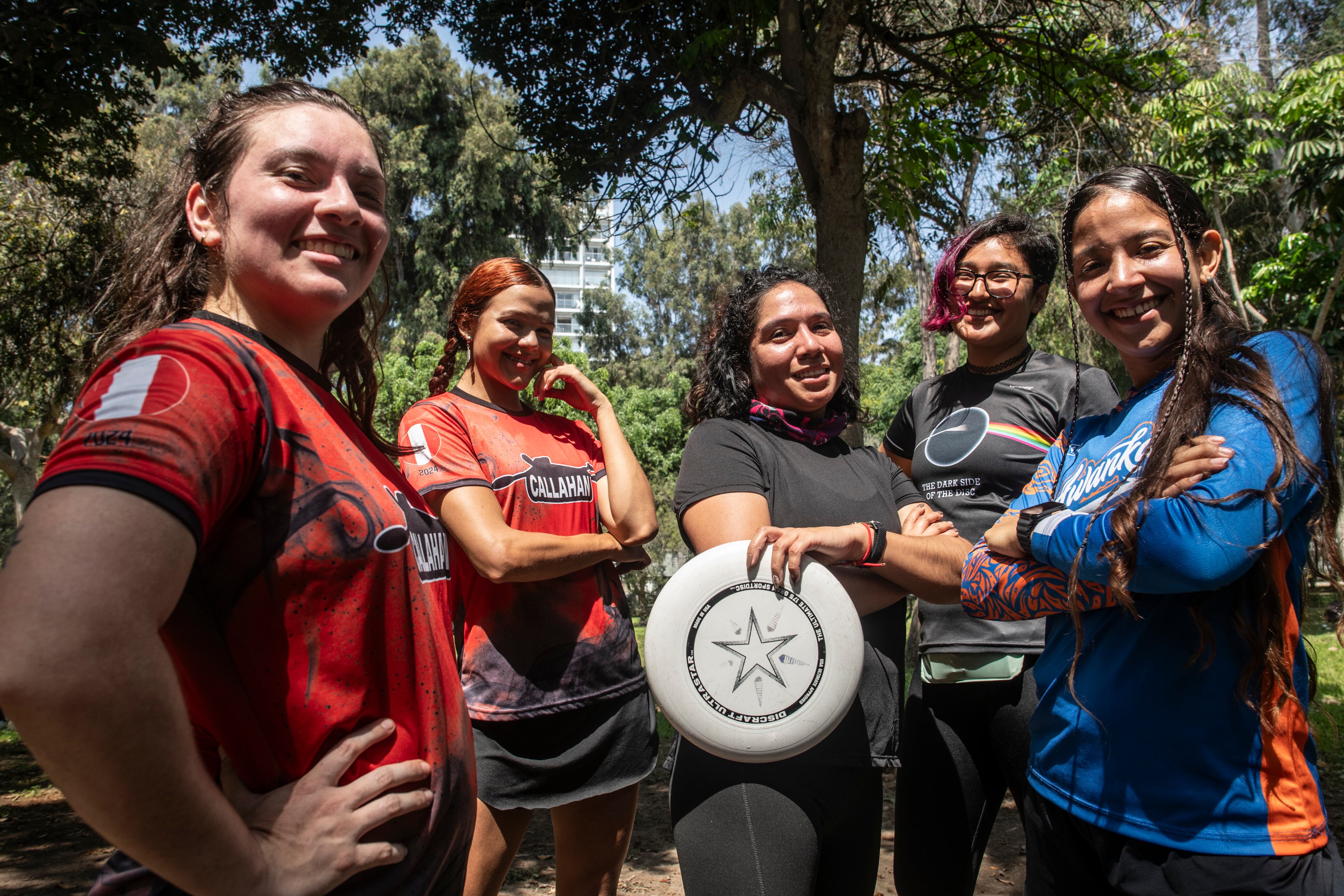 Hildemar, Angie, Anghel, Adriana y Yalexis son jugadoras de ultimate frisbee. A su torneo femenino le llaman Las Hermanas del Disco (Foto: Elías Alfageme).