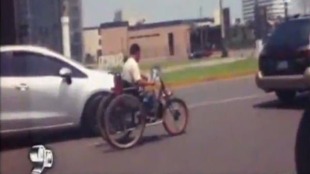 Hombre en silla de ruedas arriesga su vida en el tráfico
