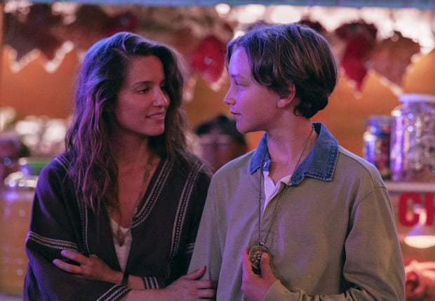 La actriz Dianna Agron y Bobby Luhnow interpretan a madre e hijo en "El elegido" de Netflix.