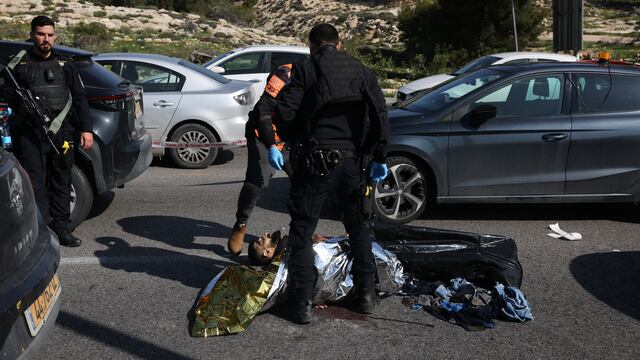 Un muerto israelí y seis heridos en ataque palestino en un asentamiento cerca de Jerusalén