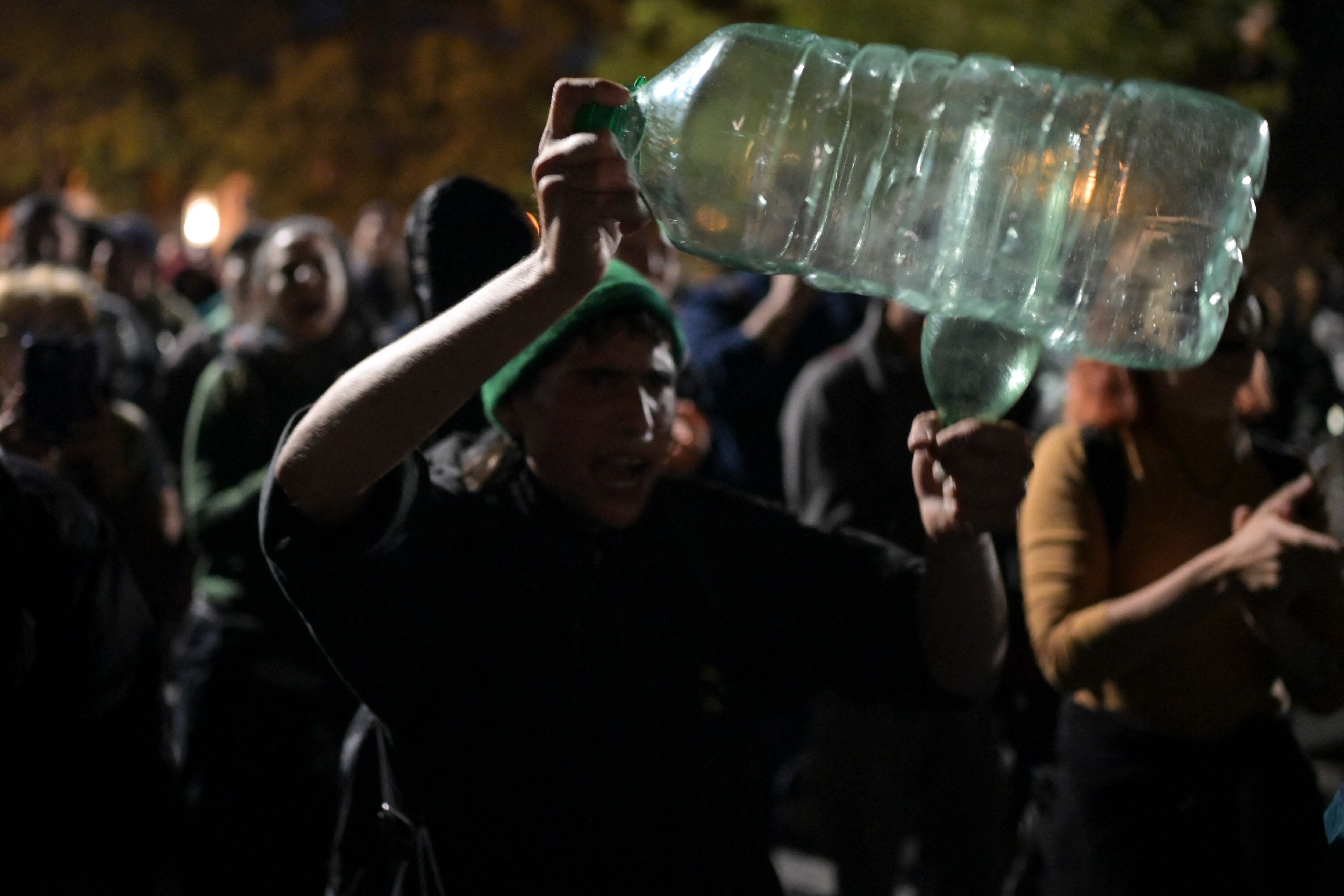 La gente protesta contra los altos niveles de cloruro y sodio en el agua suministrada por la empresa estatal Obras Sanitarias del Estado (OSE), que se elevaron debido a la persistente sequía, frente a la casa presidencial en Montevideo el 15 de mayo de 2023 .
Éitan ABRAMOVICH / AFP