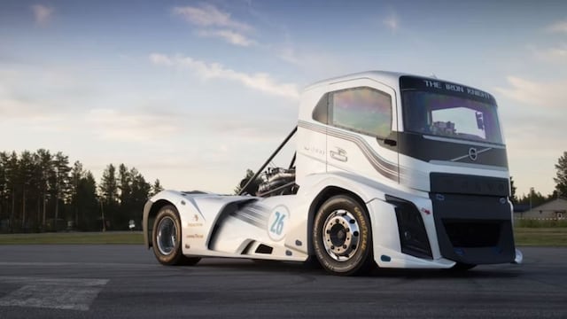 Este es el camión más rápido del mundo: se llama ‘The Iron Knight’, tiene 2.400 hp y acelera de 0 a 100 km/h en 4,6 segundos