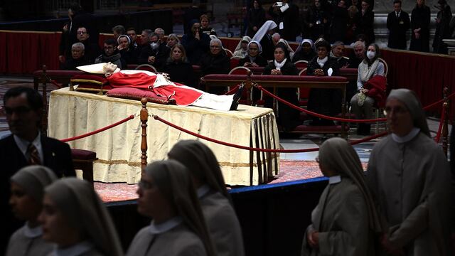 Con el espacio aéreo de Roma cerrado y más de mil agentes se resguarda el funeral del papa Benedicto XVI