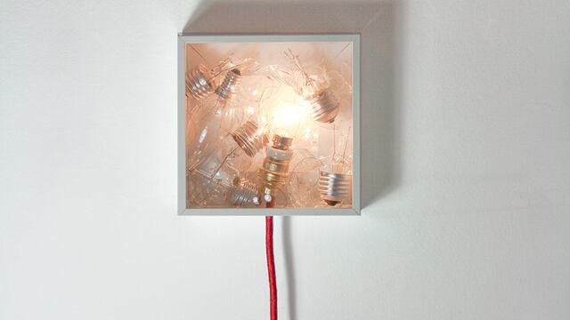 Lámpara inusual: Este objeto está creado con focos rotos