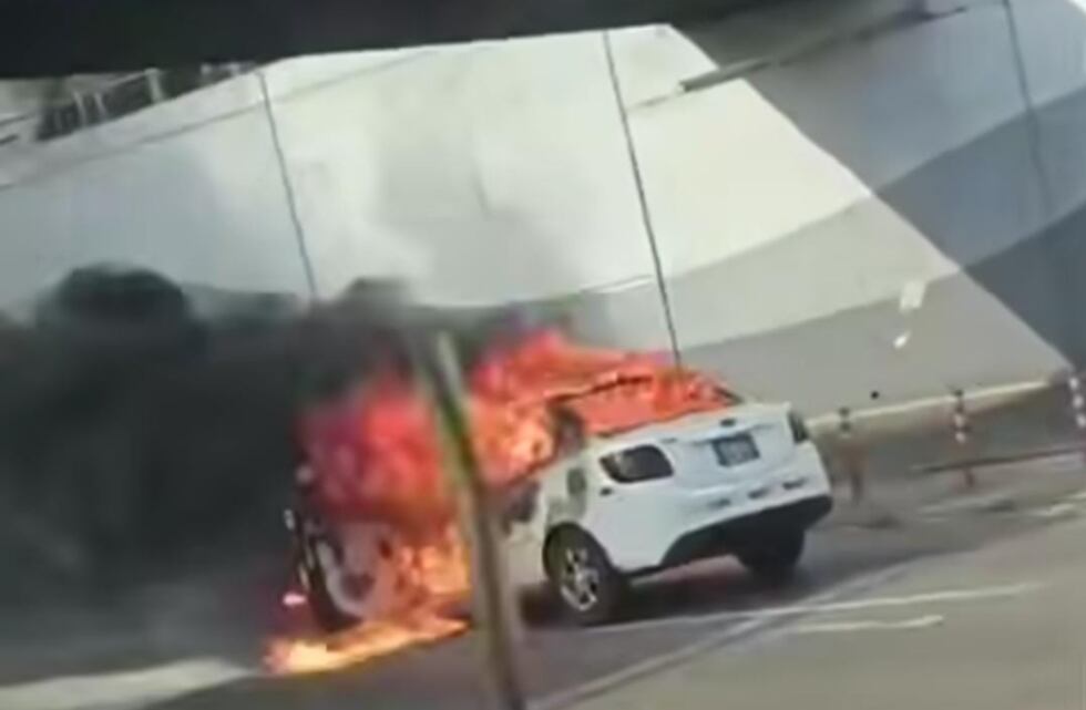 Auto se incendia en plena Vía Expresa: bomberos trabajan para controlar la emergencia.
