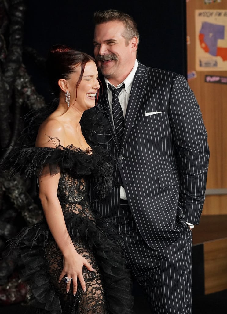 Millie y David se mostraron cercanos y sonrientes durante la premiere de 'Stranger Things 5'. (Crédito: Jordan Strauss / Invision / AP)