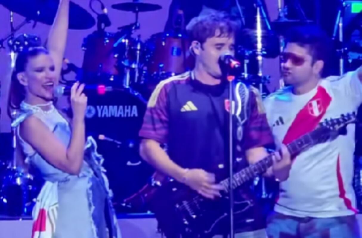 Felipe Colombo, Benjamín Rojas y Camila Bordonaba despertaron la euforia de los fans peruanos al lucir la blanquirroja sobre el escenario. (Foto: Captura de video)