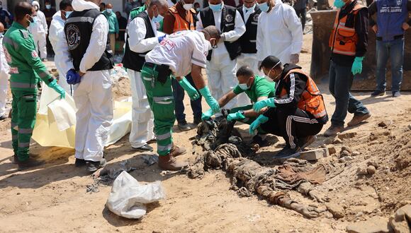 La defensa civil y forense palestina recupera cuerpos en los terrenos del hospital Al-Shifa, el hospital más grande de Gaza. (Foto de AFP)