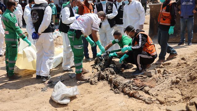 Hallan otros 80 cadáveres en tres fosas comunes en el hospital Shifa de Gaza