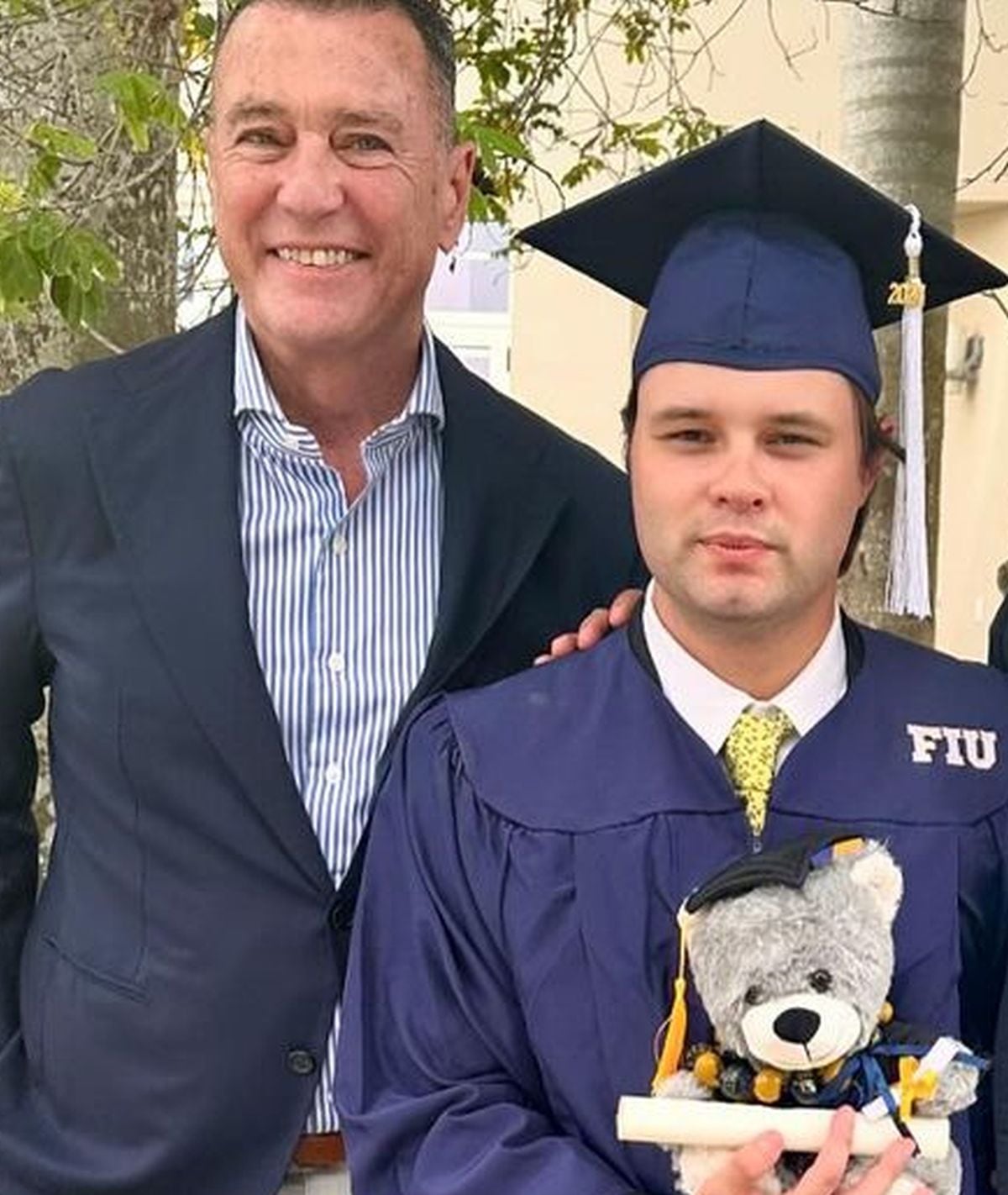 Manny Arvesu junto a su hijo Adrián en su graduación (Foto: María Celeste Arrarás / Instagram)