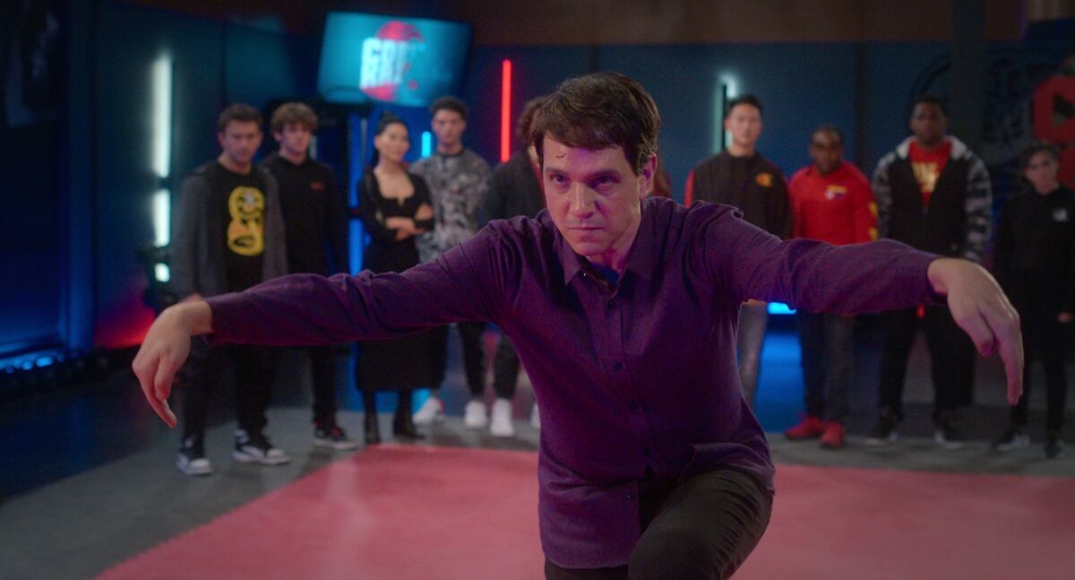 "Cobra Kai 5". Daniel LaRusso a punto de hacer el movimiento maestro en la última pelea contra Terry Silver.