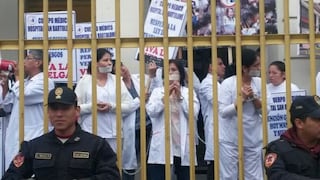 Huelga médica: Se encadenan frente a Hospital San Bartolomé