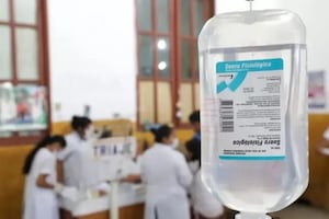 Ya son siete los muertos por suero de Medifarma: ¿Por qué podrían seguir apareciendo casos graves en los próximos días?