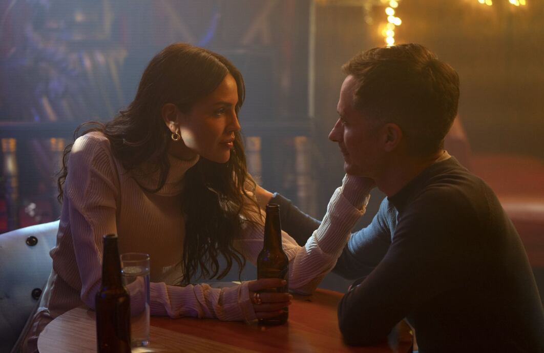 Eiza González interpreta a Irasema, una periodista de investigación y exesposa de Esteban (Foto: Disney Platform Distribution)