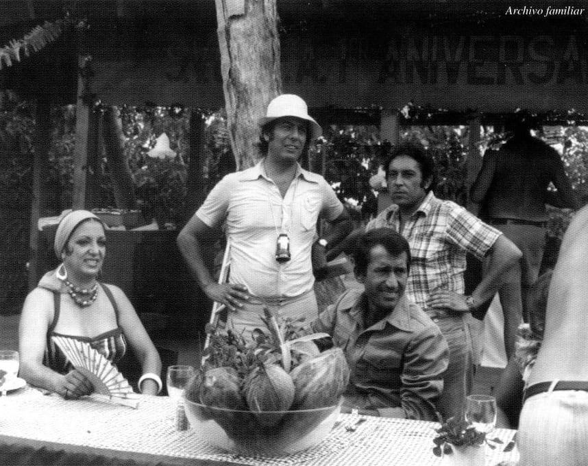 Mario Vargas Llosa entre Katy Jurado y José Sacristan durante el rodaje de Pantaleón y las visitadoras (1975). (Foto: Archivo MVLL)