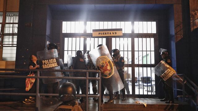 Periodistas denuncian haber sido agredidos por policías mientras registraban detención de ciudadano | VIDEO