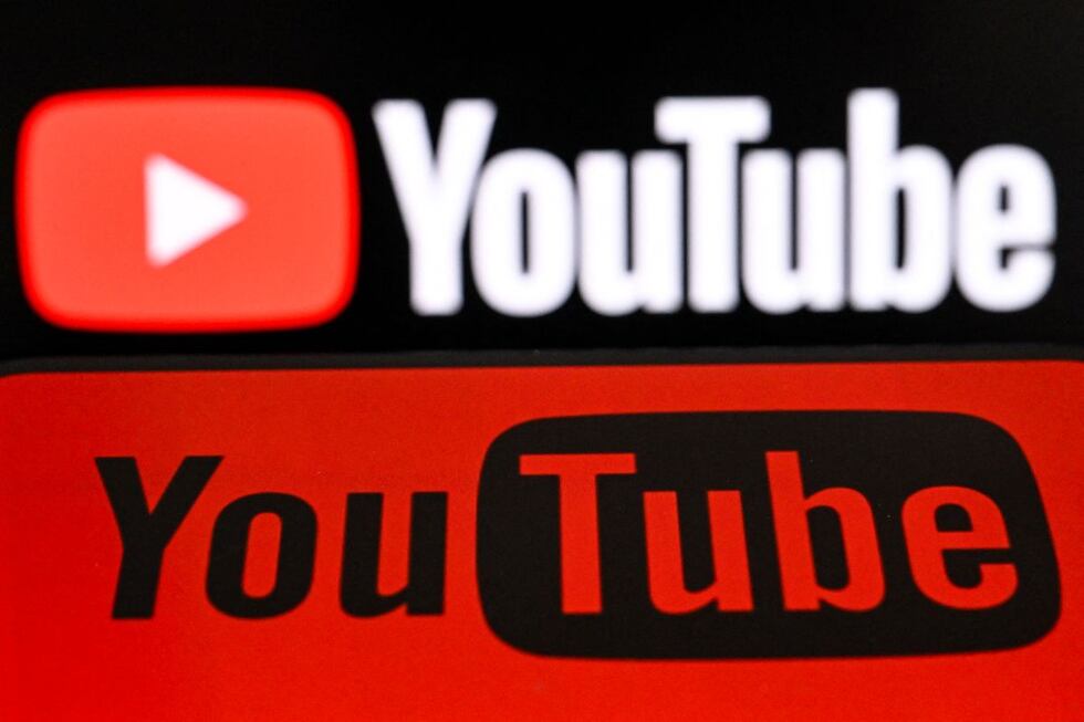 Ante la llegada de las herramientas de inteligencia artificial generativa, YouTube había tomado las primeras medidas en 2024, pidiendo a los creadores que declararan cuando utilizaban IA. (Foto de Kirill KUDRYAVTSEV / AFP)