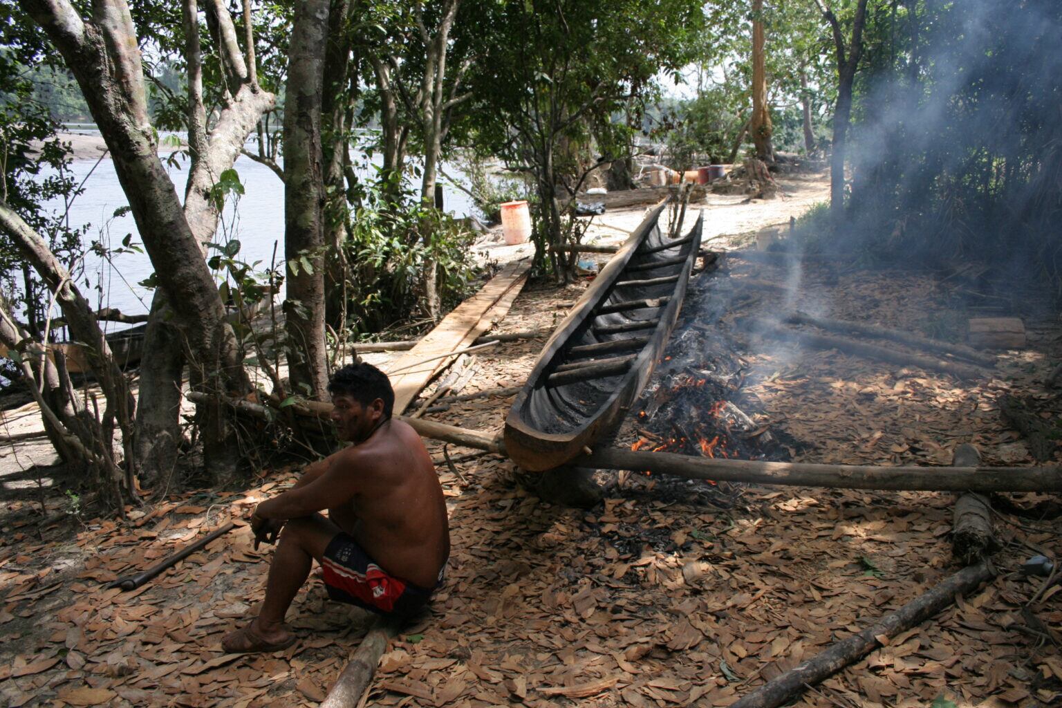 Un ye’kwana y su curiara o balsa. Crédito: Luisovalles.