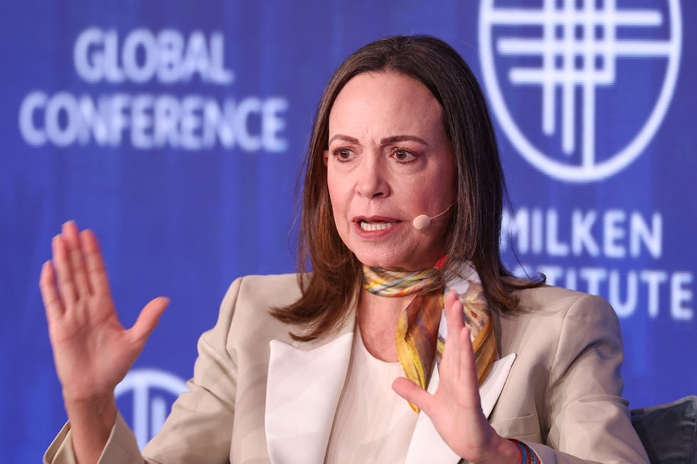 La líder de la oposición venezolana, María Corina Machado, interviene durante una conferencia en el hotel Beverly Hilton de Beverly Hills, California, el 4 de mayo de 2026. (Patrick T. Fallon / AFP)