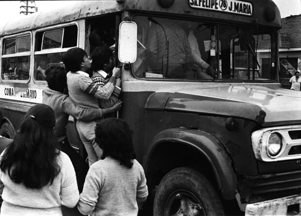 Gente en microbuses. 1985. (Foto: Archivo Histórico de El Comercio)