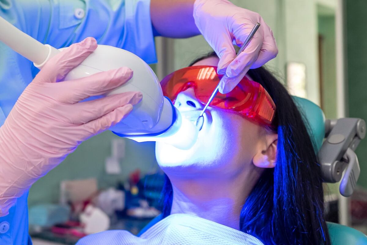 Conoce los beneficios de la odontología láser y cómo ayuda en los tratamientos y en el lapso de recuperación.