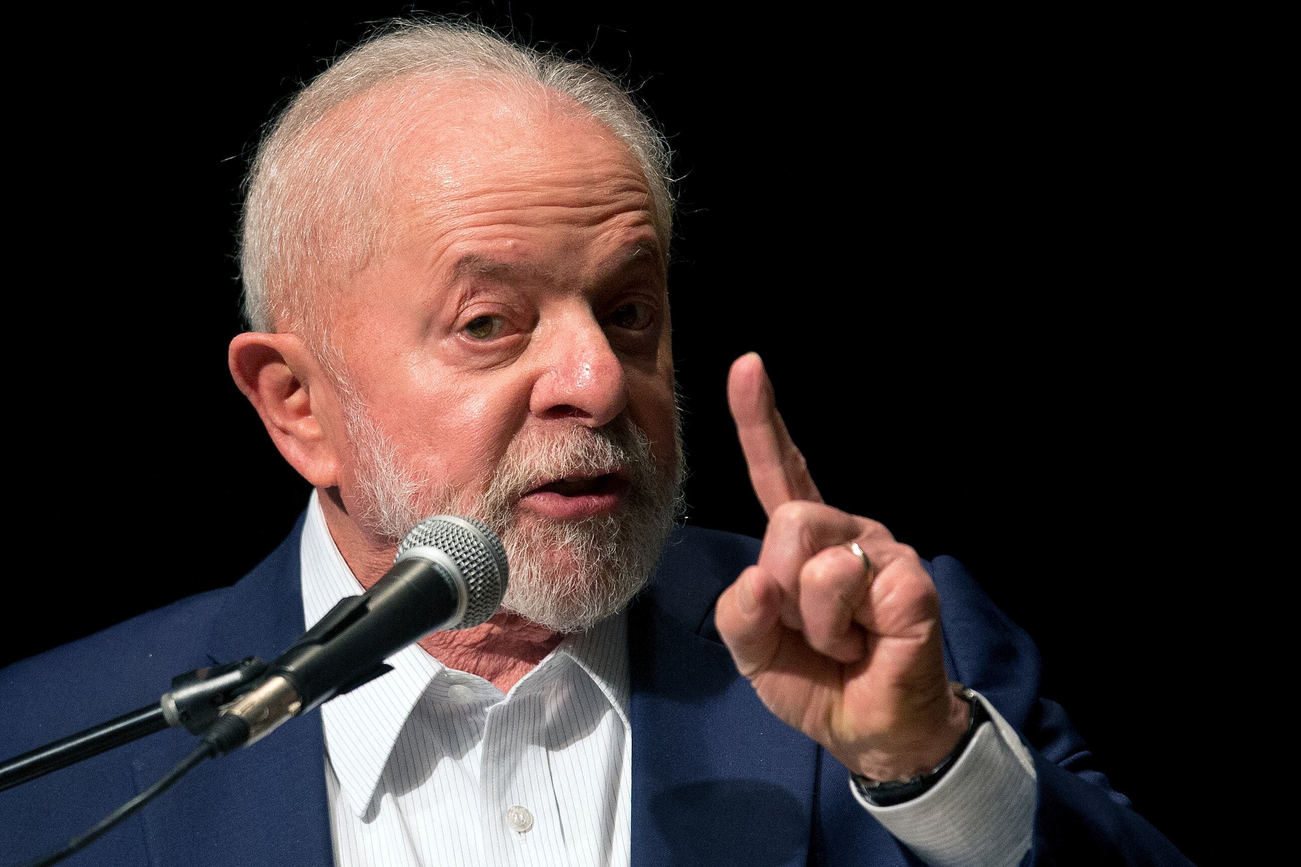 El presidente de Brasil, Luis Inácio Lula da Silva, habla durante la firma de un contrato de préstamo entre el Banco Nacional de Desarrollo Económico y Social (BNDES) de Brasil y el Nuevo Banco de Desarrollo (NDB), el 6 de diciembre de 2023. ( Foto de Daniel RAMALHO / AFP).