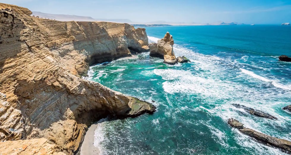 A solo 250 kilómetros al sur de Lima se encuentra Paracas, un lugar perfecto para los amantes de la naturaleza y la vida marina. Este bello balneario cuenta con la famosa Reserva Nacional de Paracas, donde podrás observar una gran diversidad de aves y visitar las famosas Islas Ballestas, habitadas por leones marinos y aves guaneras. Además, puedes recorrer la impresionante belleza del desierto de Paracas en buggy o practicar deportes acuáticos como el kayak. (Foto: Radisson Hotel Americas).