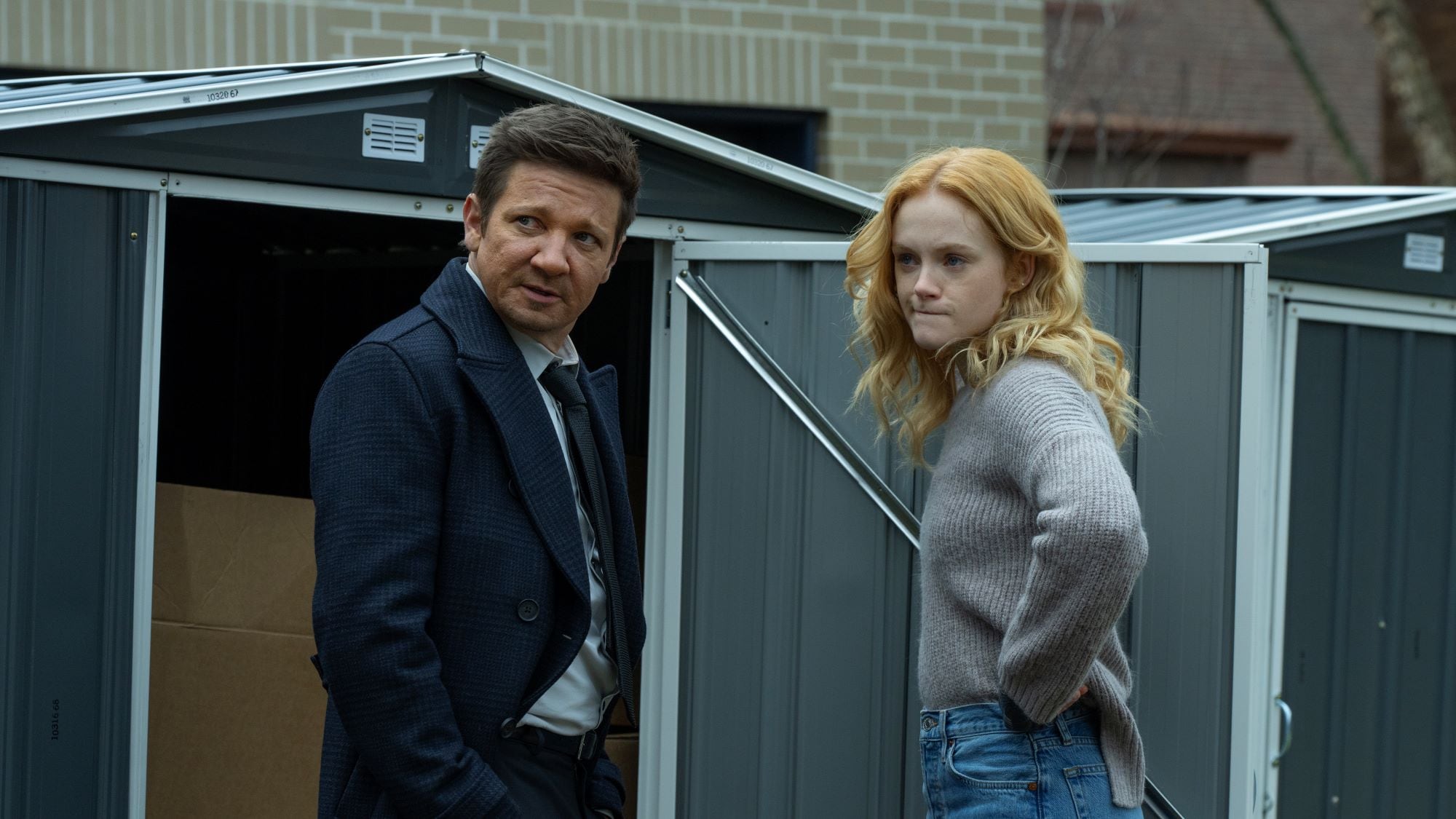 Jeremy Renner como Mike McLusky y Emma Laird como Iris en una escena de la serie “Mayor of Kingstown” (Foto: Paramount)